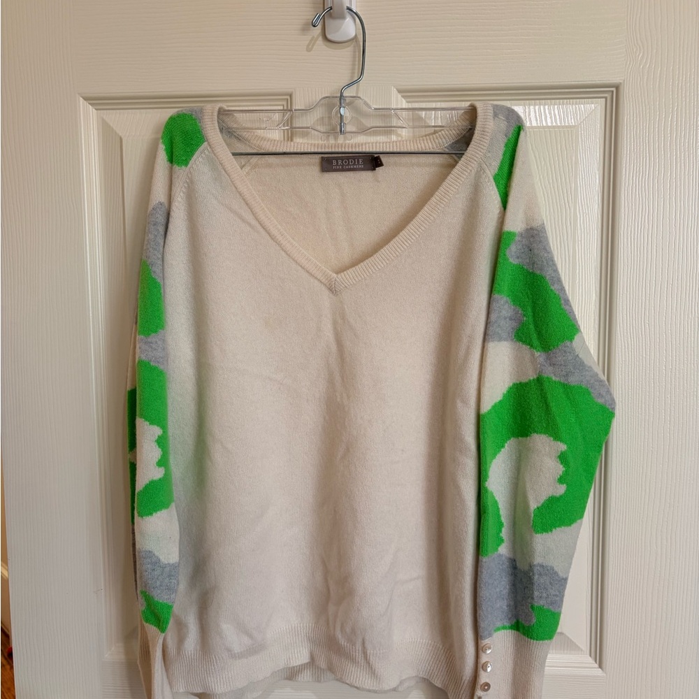 Brodie Cashmere Cream V-Neck Sweater with Green & Gray Sleeve Motif